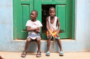 Zwei Kinder - zwei hoffnungsvolle Blicke in die Welt